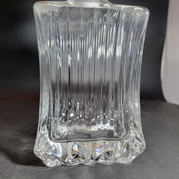 Elegant Crystal Glass Decanter With Stopper For Whiskey Or Wine Storage - Picture 10 of 10
